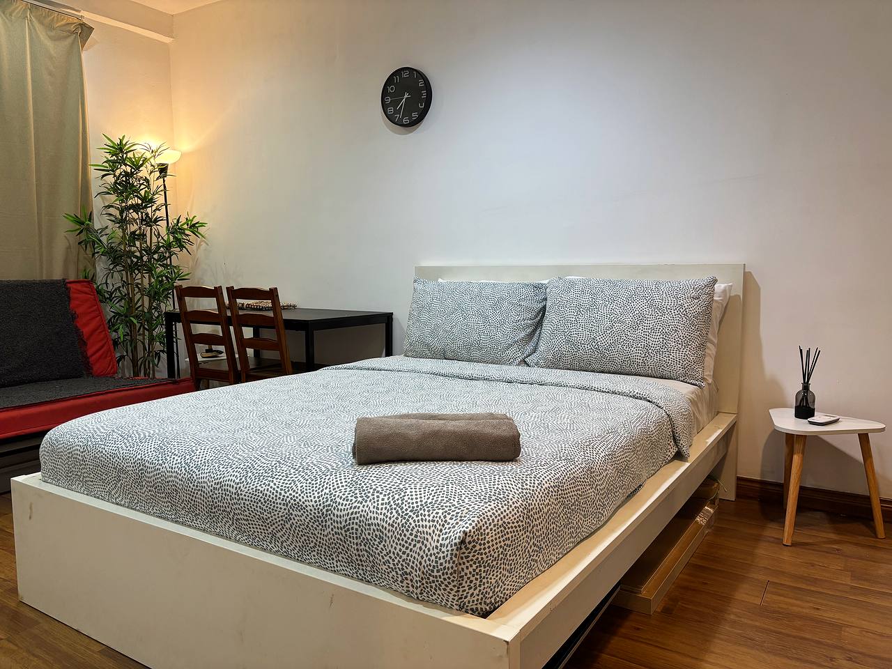 Bedroom alternate view